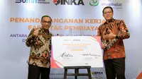 Direktur Utama PT Bank Muamalat Indonesia Tbk Achmad K. Permana (kanan) dan Direktur Utama PT INKA (Persero) Budi Noviantoro (kiri) menandatangani kerja sama pembiayaan Rp 150 miliar. (Dok&nbsp;Muamalat)