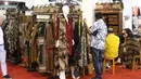 Pengunjung melihat-lihat kerajinan yang dipamerkan pada stand-stand KriyaNusa 2018 di Jakarta Convention Center, Jakarta, Sabtu (29/9). Pameran yang digagas Dewan Kerajinan Nasional berlangsung hingga 30 September. (Liputan6.com/Helmi Fithriansyah)