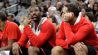 Center Houston Rockets, Nene (kiri), duduk di bench bersama rekan setimnya Ryan Anderson pada Gim 2 Semifinal Wilayah Barat kontra San Antonio Spurs di San Antonio, 3 Mei 2017. (AP Photo/Eric Gay)