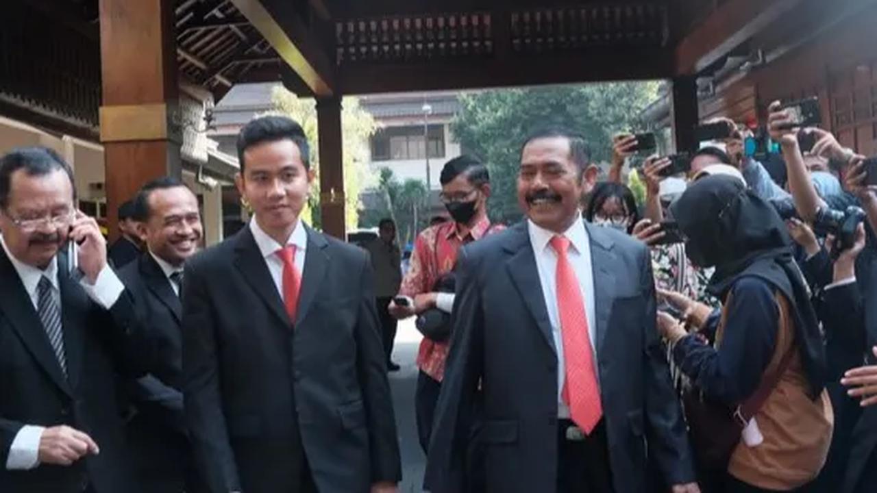 "Jangan dianggap pula seolah olah pak Jokowi atau mas Gibran mendesain aturan dalam gugatan Mahkamah Konstitusi menyiapkan draft undang-undang DPR RI dan lain-lain."