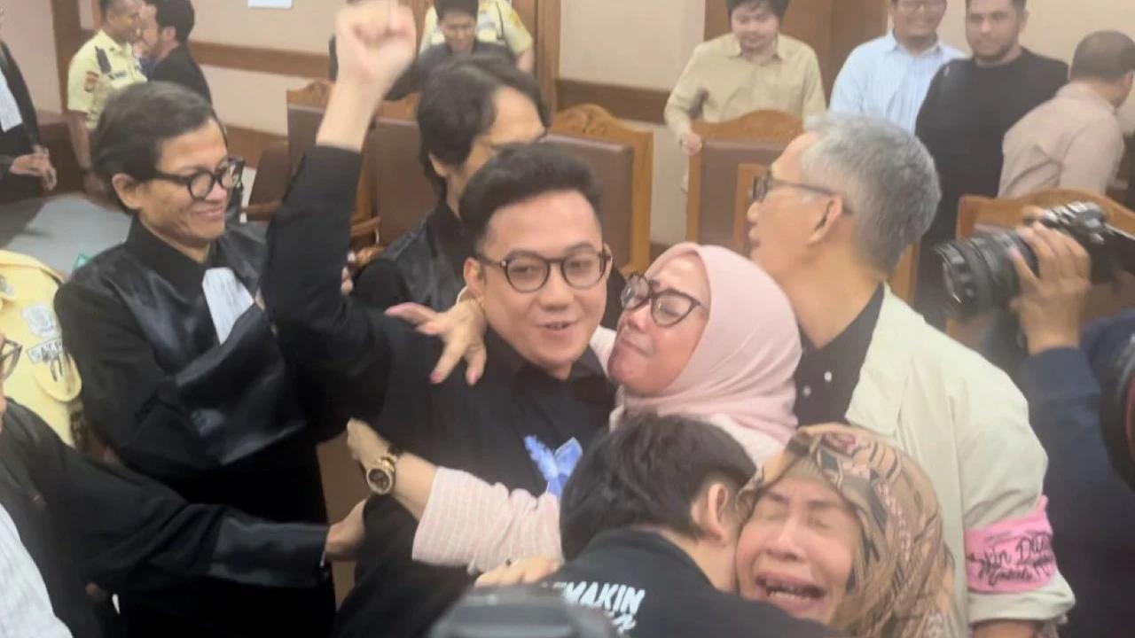 Tangis Haru Ibunda Pecah Usai Delpedro Dinyatakan Bebas