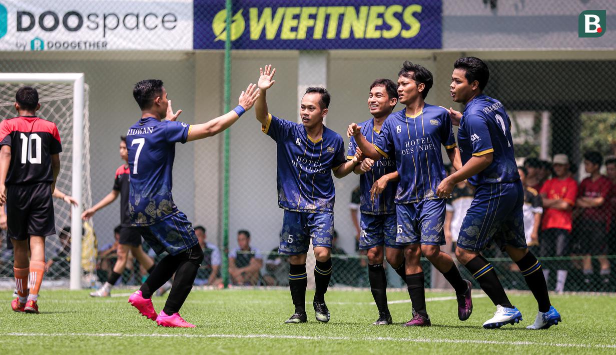 Pemain tim Des Indes melakukan selebrasi setelah mencetak gol ke gawang BW Senayan pada turnamen Asatu Hoteliers Cup 2023 yang berlangsung di Asatu Area, Menteng, Jakarta, Minggu (29/10/2023). (Bola.com/Bagaskara Lazuardi)