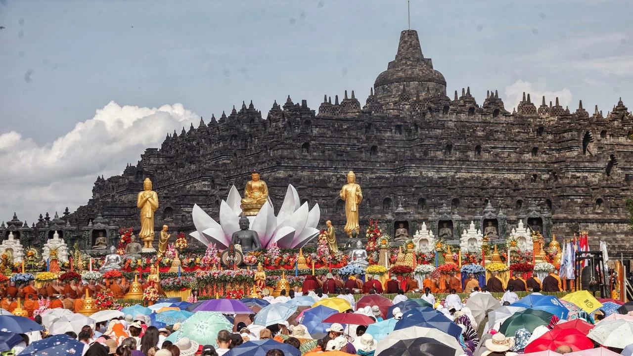 FOTO: Ribuan Umat Buddha Hadiri Puncak  Perayaan Waisak di Candi Borobudur