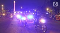 Petugas gabungan saat patroli penegakkan protokol kesehatan COVID-19 di Jalan Veteran, Jakarta Pusat, Sabtu (26/12/2020). Dalam kegiatan tersebut, aparat mengamankan sejumlah pemuda untuk dilakukan Rapid Test massal di Pos Polisi Bundaran HI dan diberikan sanksi menyapu. (Liputan6.com/Herman Zakhari