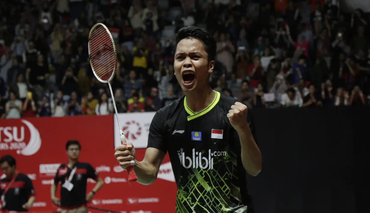 Tunggal putra Indonesia, Anthony Sinisuka Ginting, melakukan selebrasi usai menaklukkan wakil Denmark, Anders Antonsen, pada laga final Daihatsu Indonesia Masters 2020 di Istora, Jakarta, Minggu (19/1). Anthony Ginting menang 17-21, 21-15, dan 21-9. (Bola.com/M Iqbal Ichsan)