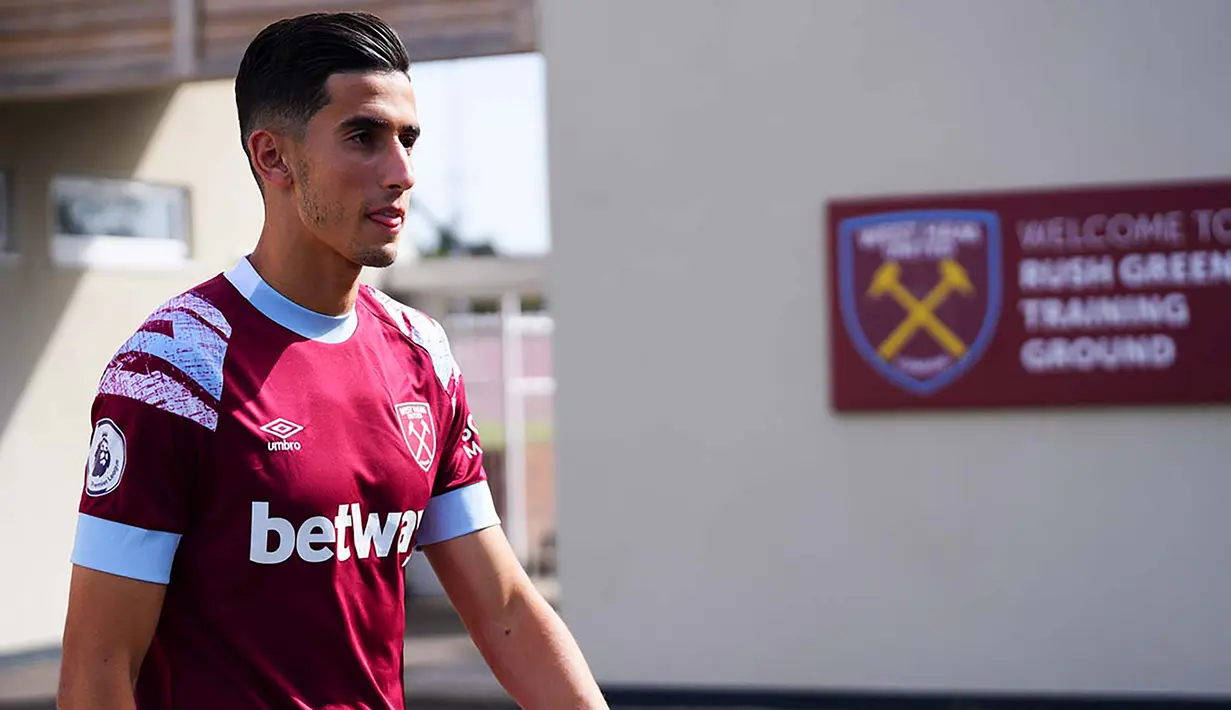 Nayef Aguerd. Bek tengah Maroko berusia 26 tahun ini baru saja didatangkan West Ham United dari Stade Rennais di awal musim 2022/2023 dengan nilai transfer 35 juta euro. Namun ia harus rela melewatkan beberapa laga pemubuka di Liga Inggris akibat mengalami cedera saat memperkuat The Hammers di laga pramusim menghadapi Glasgow Rangers. (whufc.com)