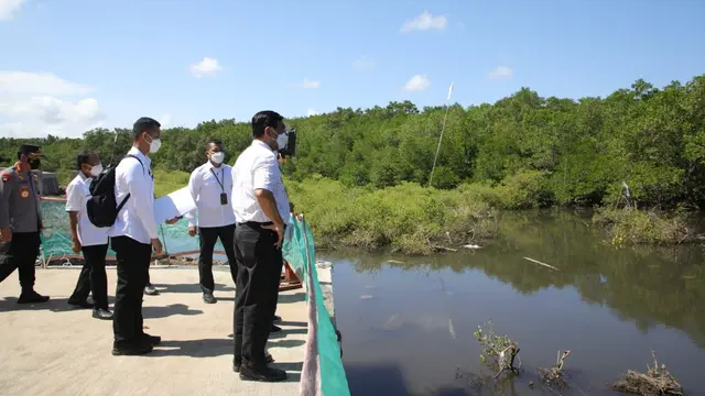 Menteri Koordinator Bidang Kemaritiman dan Investasi Luhut Binsar Pandjaitan melakukan kunjungan ke kawasan Mangrove Tahura dan Garuda Wisnu Kencana. Kunjungan ini untuk melihat persiapan pelaksanaan KTT G20. (Dok Kemenko Marves)