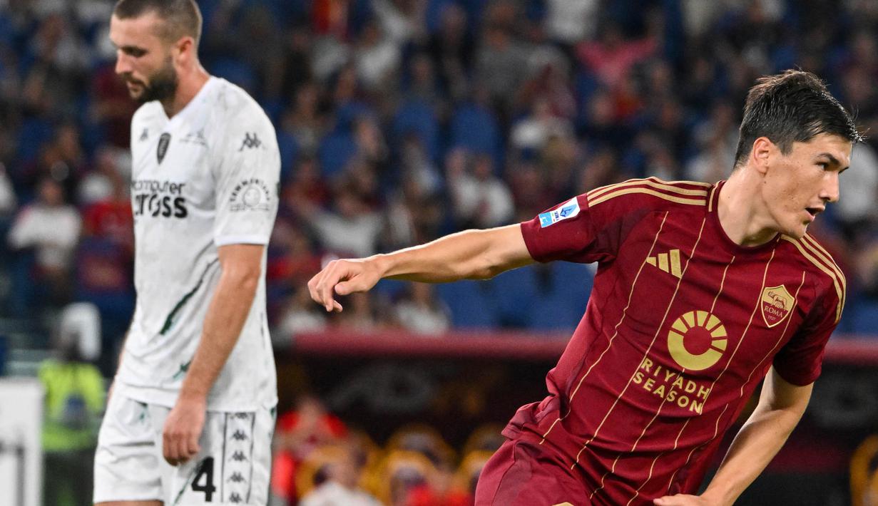 AS Roma baru mampu memperkecil ketinggalan di menit ke-80 melalui aksi Eldor Somurodov. (Alberto PIZZOLI/AFP)