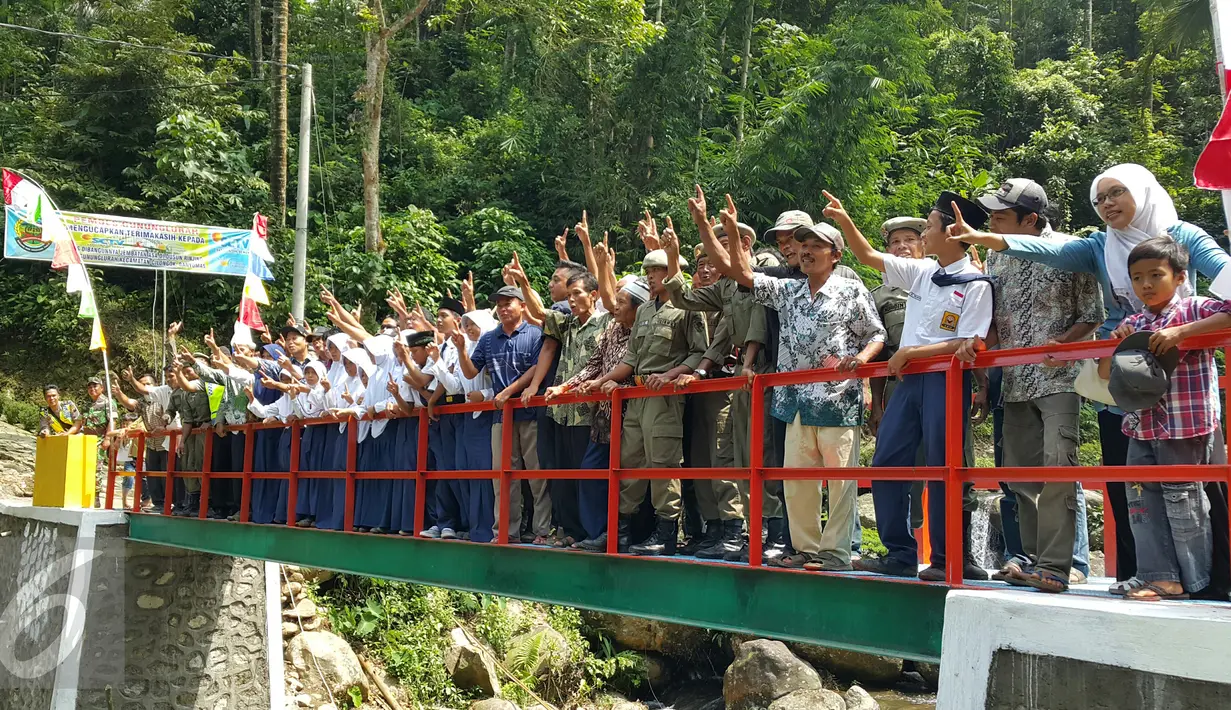 Warga berpose di Jembatan Asa SCTV ke-9, Banyumas, Jawa Tengah, Minggu (3/4/2016). Pengerjaan memakan waktu sekitar 30 hari dan menghabiskan biaya sekitar Rp.199 juta. (Liputan6.com)