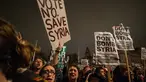 Pengunjuk rasa anti-perang mengelar aksi usai pemungutan pemerintah Inggris pada aksi militer terhadap Negara Islam (IS) Suriah di London (2/11). Parlemen Inggris menyetujui serangan udara terhadap kelompok ISIS di Suriah. (AFP PHOTO/CHRIS Ratcliffe)