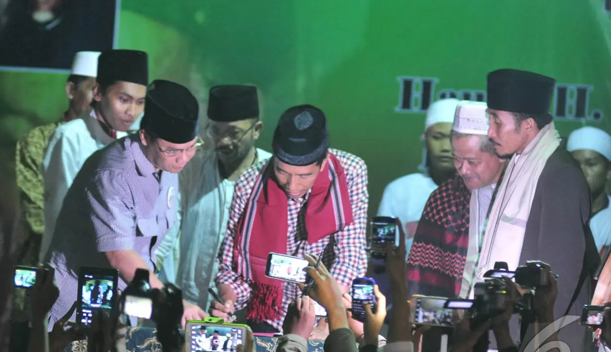 Usai berpidato Jokowi ditodong ulama untuk menandatangani persetujuan mengenai Hari Santri Nasional setiap 1 Muharram, Malang, Jumat (27/6/2014) (Liputan6.com/Herman Zakharia)