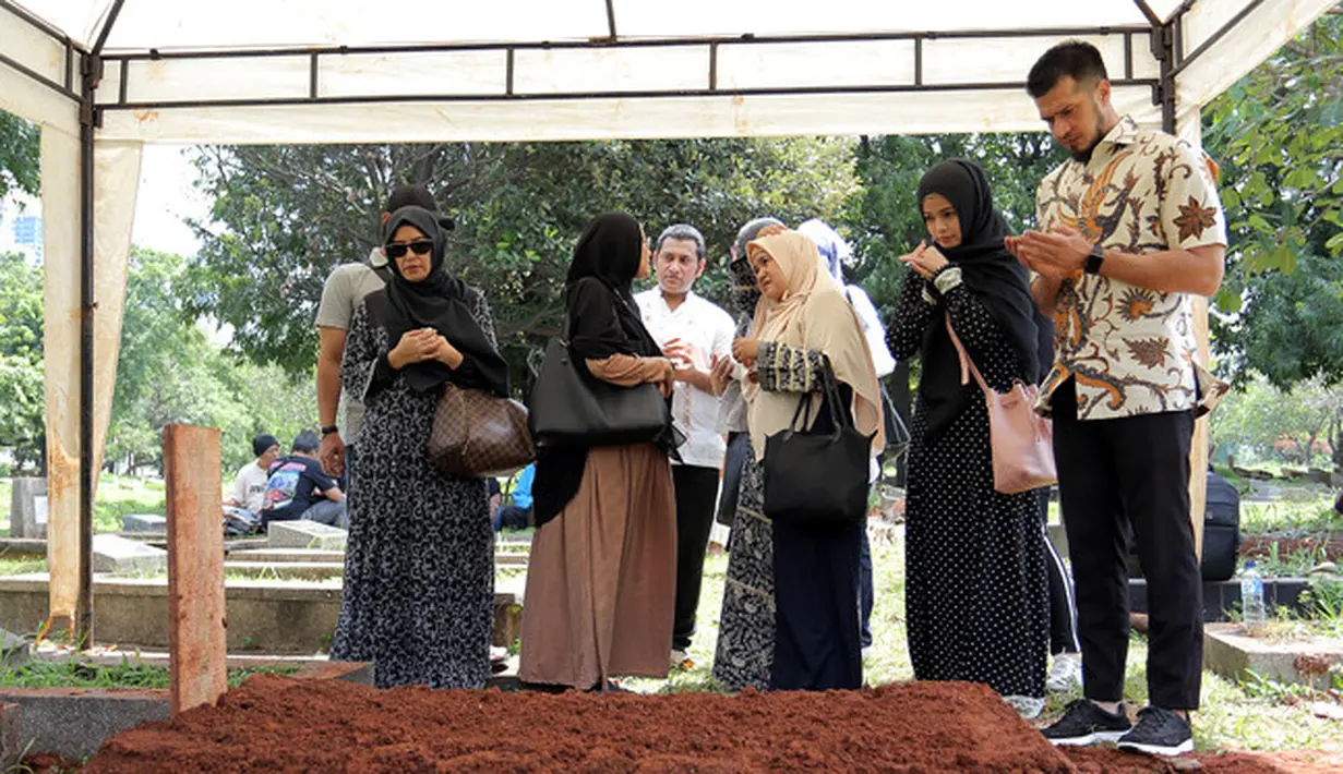 Selepas jenazah sudah dikebumikan, tampak hadir rekan-rekan artis berdoa di sisi makam. Terlihat Primus Yustisio dan istri, Jihan Fahira, Cici Tegal, komedian Ginanjar dan masih banyak lagi. (Deki Prayoga/Bintang.com)