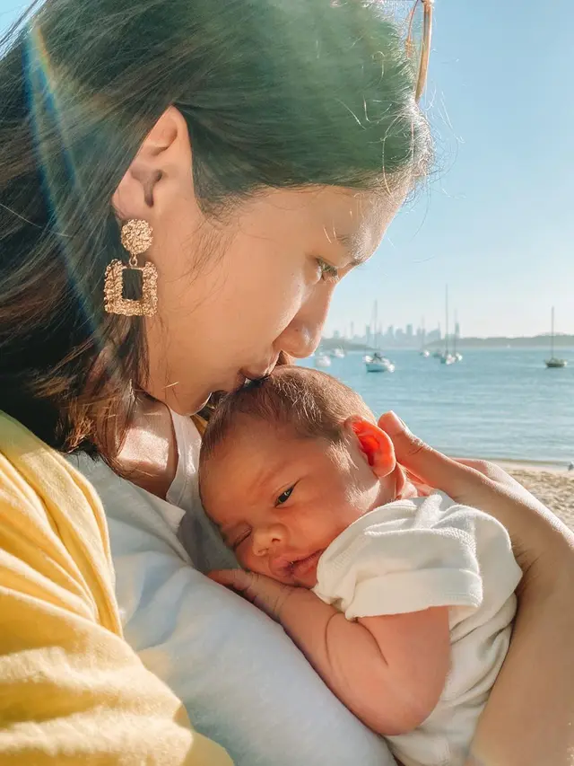 Potret Acha Sinaga momong Baby Lucas