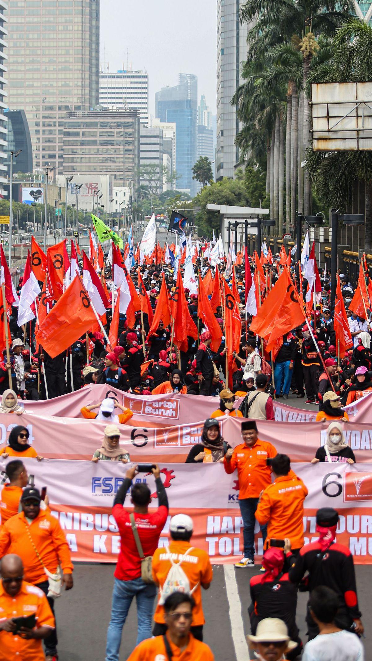 Berdasarkan pantuan Liputan6.com di lokasi, kerumunan massa menutup ruas Jalan Medan Merdeka Selatan. Foto: Liputan6.com/Angga Yuniar<br>