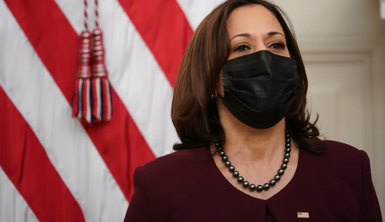 Wakil Presiden AS Kamala Harris saat berada di Ruang Makan Negara, Gedung Putih di Washington, DC, pada 21 Januari 2021. Kamala Harris juga menjadi warga keturunan Asia dan Jamaika pertama yang menduduki posisi Wakil Presiden di Amerika Serikat. (MANDEL NGAN / AFP)