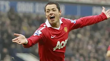 Striker Manchester United Javier Hernandez merayakan golnya yang menjadi penentu kemenangan 2-1 atas West Brom dalam lanjutan Liga Premier di The Hawthorns, 1 Januari 2011. AFP PHOTO/IAN KINGTON