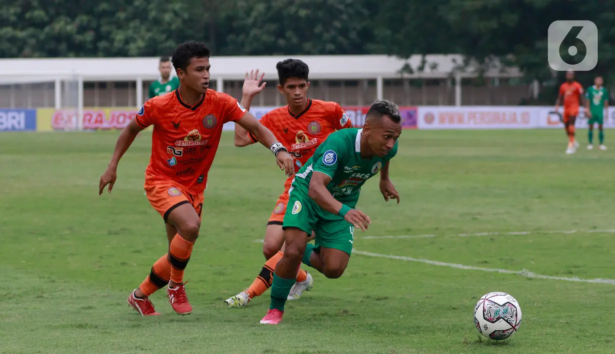Pemain PSS Sleman, Irfan jaya, berusaha melewati pemain Persiraja Banda Aceh pada laga BRI Liga 1 di Stadion Madya, Jakarta, Sabtu (11/9/2021). Persiraja Banda Aceh menang tipis atas PSS Sleman 3-2. (Bola.Com/M Iqbal Ichsan)