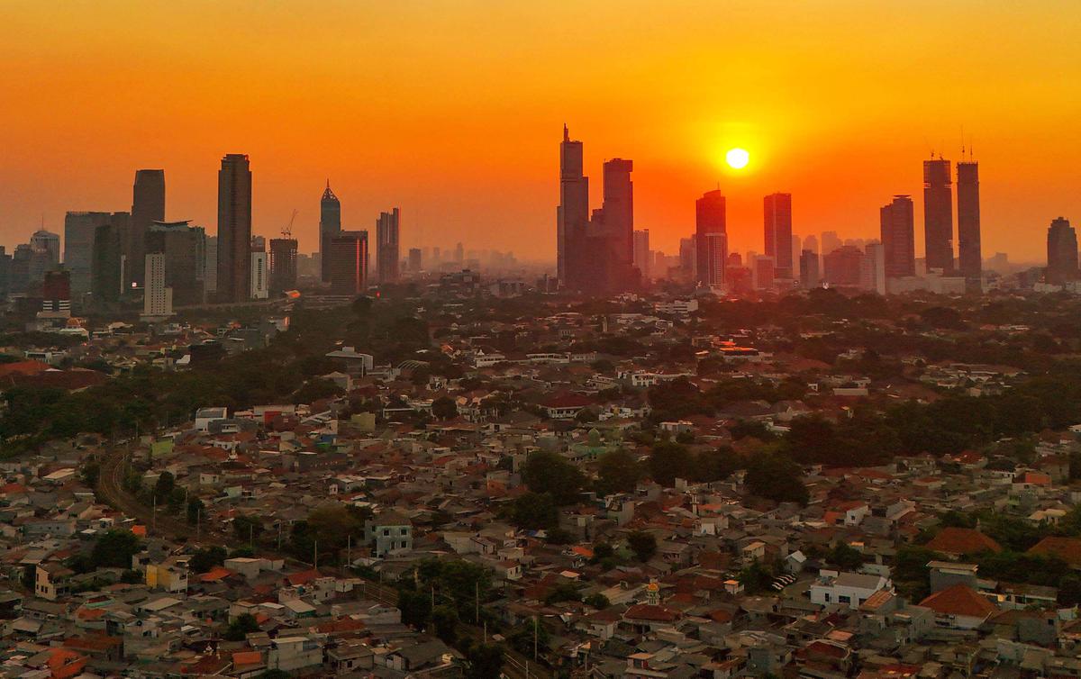 Keindahan Senja di Atas Langit Jakarta