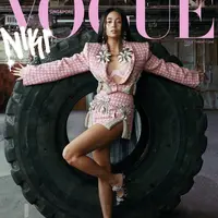 Tampil di majalah Vogue sIngapura, Niki Zefanya tampil memukau dalam balutan blazer dan mini dress bermotif houndstooth. Kesan unik semakin terlihat dengan aksen rhinestones penuh pernyataan. [Foto: Instagram/ Niki Zefanya.dok & @charlie__chops]