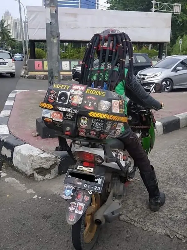 Nyeleneh, 6 Tingkah Kocak Driver Ojek Online Saat Bawa Motornya