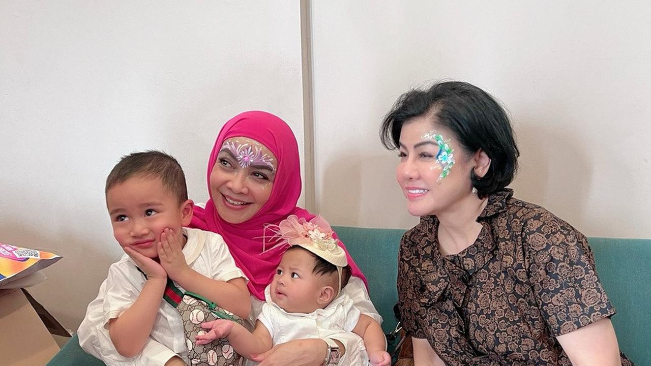 Rayyanza emang jago bikin gemas banyak orang. Awas, Ajja, jangan kalah gemoy sama Baby Lily!<br>