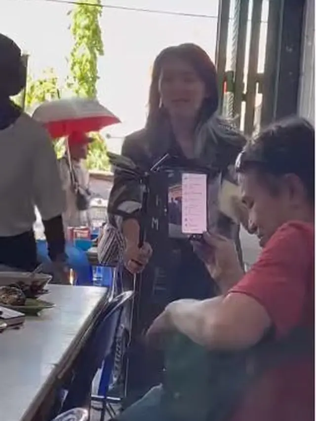 Tantri dan personil Kotak bantu pengamen (Instagram/tantrisyalindri)