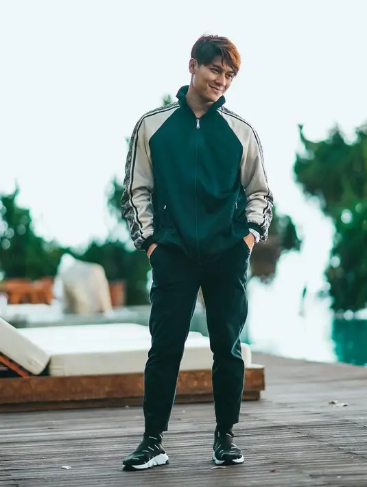"Saya sudah nggak kepikiran pacaran untuk bercanda atau main-main. Kebetulan saya dapat atau ketemu orang yang tepat," ujar Rizky Billar. (Instagram/rizkybillar)