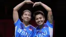 Pasangan ganda putri Indonesia, Greysia Polii dan Apriyani Rahayu sukses memetik kemenangan kedua di laga ke-3 Grup A untuk melaju ke partai Semifinal BWF World Tour Finals 2021. Peraih emas Olimpiade Tokyo 2020 tersebut menang dua gim langsung dari wakil Malaysia, Tan/Thinaah. (AP/Dita Alangkara)