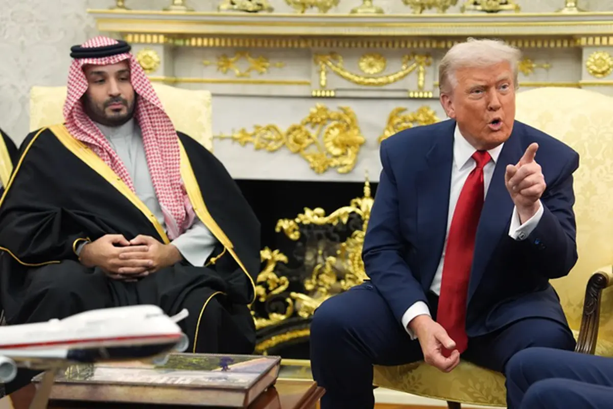 Presiden Donald Trump menunjuk seorang reporter saat ia menerima kunjungan Putra Mahkota Arab Saudi Pangeran Mohammed bin Salman di Ruang Oval, Gedung Putih, Selasa (18/11/2025).