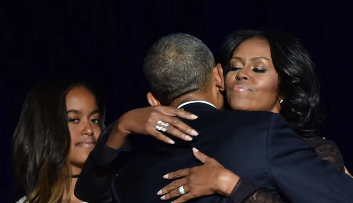Saat Presiden Obama sedang berpidato, Michelle berusaha untuk kuat dan menahan tangisnya. Namun hal ini tidak dapat dilakukan anak perempuannya yang berusia 18 tahun, Malia. Gadis itu menatap sang ibu yang katanya hendak menangis. (AFP/Bintang.com)