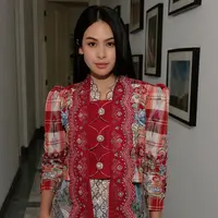 Sebagai perempuan Indonesia, kebaya jadi salah satu outfit andalan Maudy Ayunda. Kali ini ia bikin kebaya terlihat edgy dan kekinian [@kunsoomakeupartist]