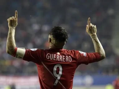 Striker Peru, Jose Paolo Guerrero, merayakan gol yang dicetaknya ke gawang Bolivia dalam perempatfinal Copa America 2015 di Stadion German Becker, Temuco, Cile. Jumat (26/6) pagi WIB. (AFP PHOTO/JUAN MABROMATA)