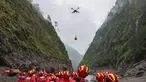 Sebuah drone membawa muatan melintasi udara saat operasi pencarian dan penyelamatan berlangsung di wilayah yang dilanda tanah longsor di Kabupaten Gyirong, Daerah Otonom Tibet, Tiongkok barat daya, Sabtu, 29 Agustus 2026. (Jiang Fan/Xinhua via AP)