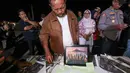 Direktur Konten KLY Wens Manggut larut dalam suasana haru saat mengikuti doa bersama di pinggir dermaga Carita, Pandeglang, Banten, Kamis (17/9/2026). Doa bersama tersebut dipanjatkan untuk lima jurnalis dan tiga kru kapal Arupadhatu 1 yang hilang kontak di perairan Selat Sunda. (KLY/Budy Santoso)