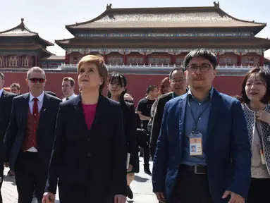 Perdana Menteri Skotlandia Nicola Sturgeon (tengah) saat mengunjungi Kota Terlarang, bekas kaisar Tiongkok, di Beijing (10/4). Sturgeon berada di China dalam kunjungannya selama enam hari. (AFP Photo/Greg Baker)