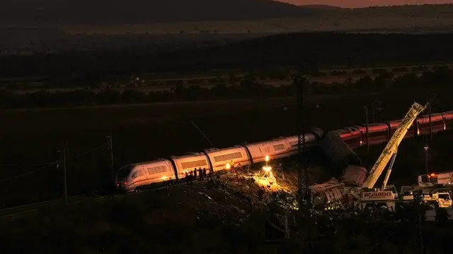 Petugas layanan darurat bekerja di lokasi tabrakan dua kereta di Urda, Spanyol, Rabu (28/10/2026).