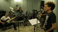 Personel God Bless Melakukan Latihan Sebelum Konser (Liputan6.com/Mochamad Khadafi)