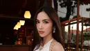 Di kesempatan berbeda, Mahalini tampil dengan nuansa yang lebih lembut dan elegan. Ia mengenakan sleeveless top putih bertekstur dengan desain flowy yang memberi kesan ringan dan anggun. Pilihan warna putih membuat penampilannya terlihat segar sekaligus timeless. [@mahaliniraharja].