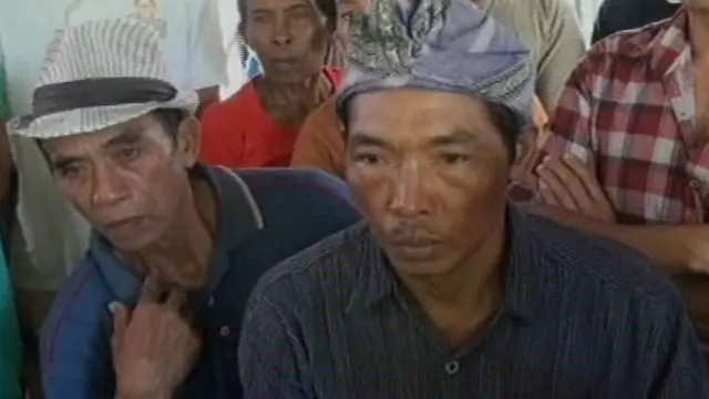 Keluarga korban Pesawat Malaysia Airlines MH17 asal Buleleng, Bali menolak berangkat ke Malaysia. Keluarga meminta jenazah atau abu dari jenazah korban bisa dikirim kerumah.