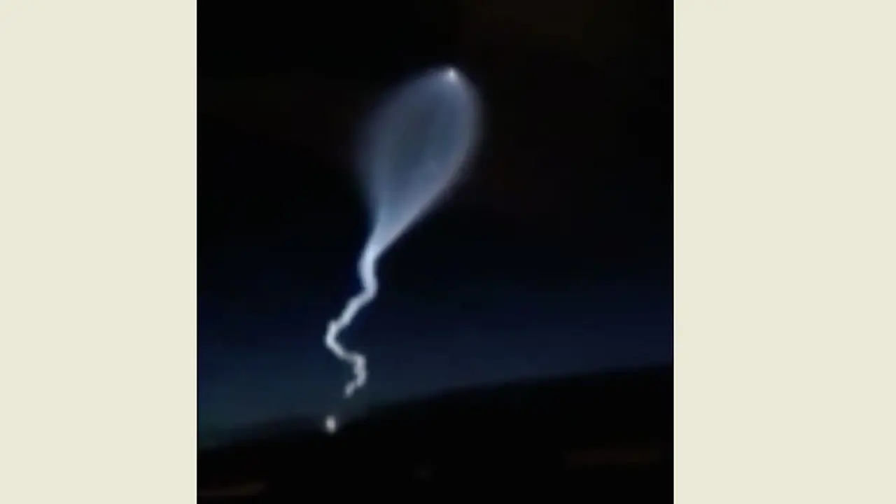 Penampakan Cahaya Aneh Melesat di Langit Malam, UFO?