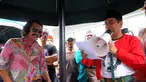 Ratusan Fans Benyamin Sueb menyerbu stasiun TV swasta, Jakarta, Selasa (24/06/2014) (Liputan6.com/Faisal R Syam)