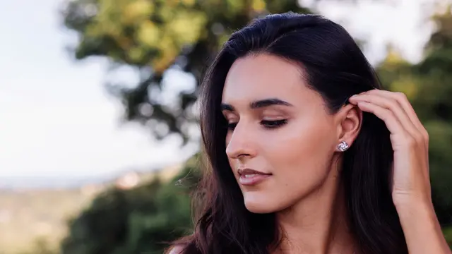 Ilustrasi Model Anting Emas (Credit: kroshka_nastya/freepik)