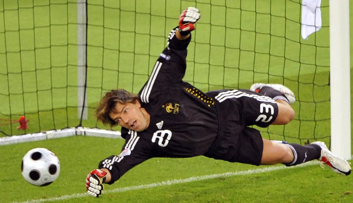 Gregory Coupet. Kiper Timnas Prancis ini menjalani laga terakhirnya di gelaran Piala Eropa saat menghadapi Italia pada fase grup Euro 2008, 17 Juni 2008. Ia berusia 35 tahun, 4 bulan dan 17 hari kala itu. Ia pensiun pada 2011 usai mengoleksi 34 caps bersama Tim Ayam Jago. (AFP/John MacDougall)