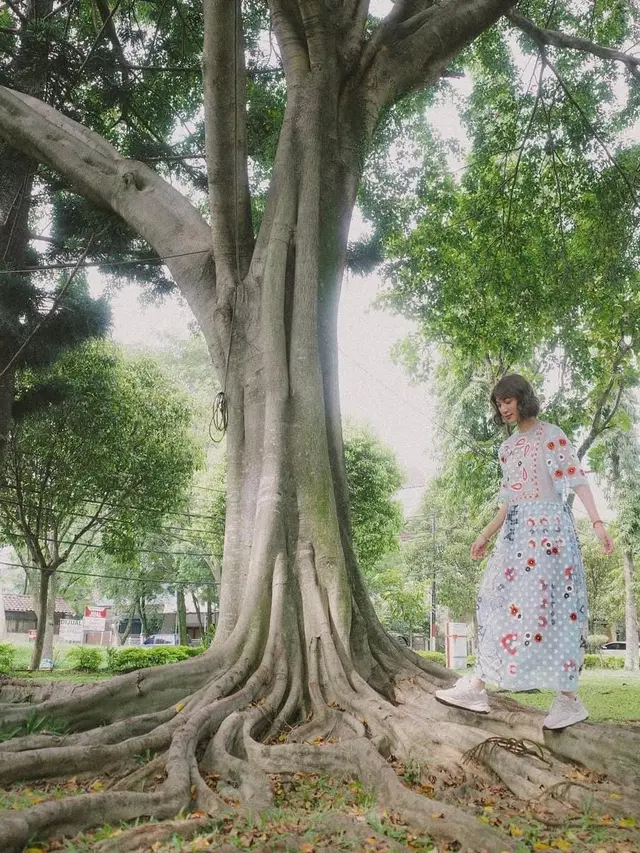 Gaya Sheila Dara Pemeran Film Sore saat Pakai Dress