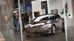 Mobil Tesla model S dipamerkan di sebuah dealer di Chicago, Illinois (30/3). Pengemudi Tesla berusia 38 tahun itu meninggal di rumah sakit terdekat tak lama setelah kecelakaan itu. (Scott Olson / Getty Images / AFP)