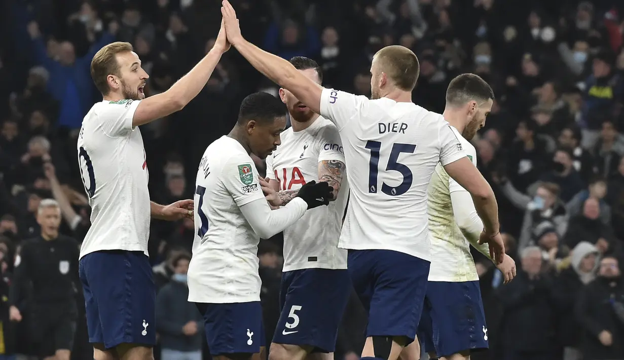 Para pemain Tottenham melakukan selebrasi setelah pemain gelandang Lucas Moura mencetak gol ke gawang West Ham United pada pertandingan perempat final Piala Liga Inggris di Stadion Tottenham Hotspur di London, Kamis (23/12/2021). Tottenham menang tipis atas West Ham 2-1. (AP Photo/Rui Vieira)