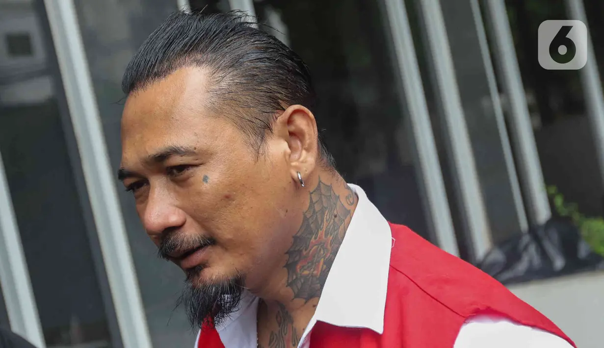 Terdakwa I Gede Ari Astina atau Jerinx SID sebelum menjalani sidang lanjutan kasus pengancaman melalui media elektronik pada Adam Deni di PN Jakarta Pusat, Jakarta, Senin (14/2/2022). Agenda sidang lanjutan ini mendengarkan keterangan dari saksi ahli dari terdakwa. (Liputan6.com/Herman Zakharia)
