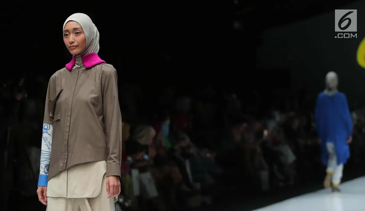 Model berjalan di atas catwalk mengenakan busana rancangan kolaborasi desainer L.tru dan Mice Cartoon di Jakarta Fashion Week 2018 di Senayan City, Jakarta, Selasa (24/10). L.tru dan Mice Cartoon mengangkat tema "Dear Women. (Liputan6.com/Faizal Fanani)