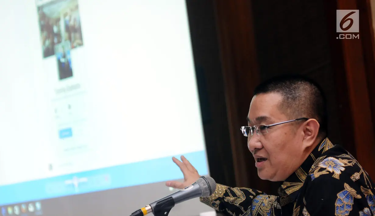Kuasa hukum Hutomo Mandala Putra, Erwin Kallo menunjukkan akun media sosial asli atas nama kliennya di Jakarta, Kamis (5/10). Mereka menyampaikan hal terkait berita hoax lewat akun palsu yang mengatasnamakan kliennya. (Liputan6.com/Helmi Fithriansyah)