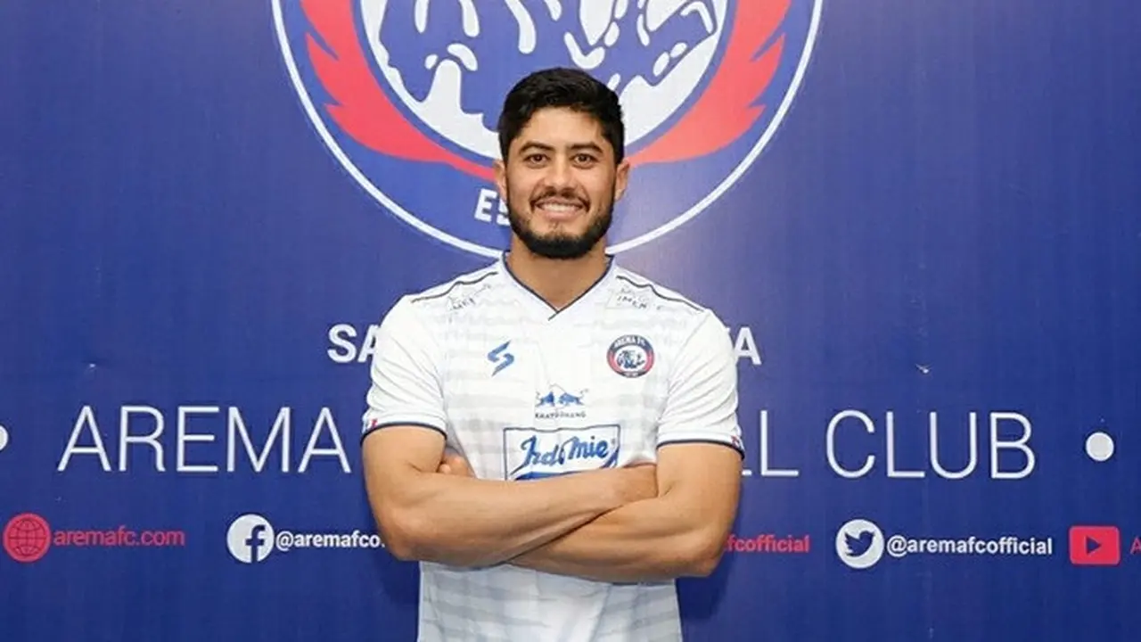 7 Gaya Adilson Maringa saat di Luar Lapangan, Tampil Stylish